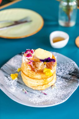 bal ve tereyağı ile pancake