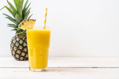 taze ananas güler yüzlü cam ahşap masa üzerinde