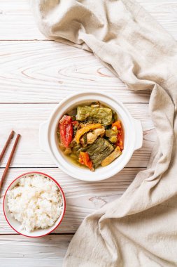 Acı kabak ve domuz eti ile korunmuş hardal yeşil çorba 