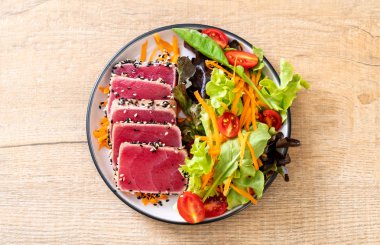 Taze orkinos sebze salata ile ham