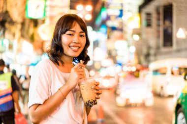 Genç Asyalı kadın Traveler, Bangkok, T China Town Manzaralı
