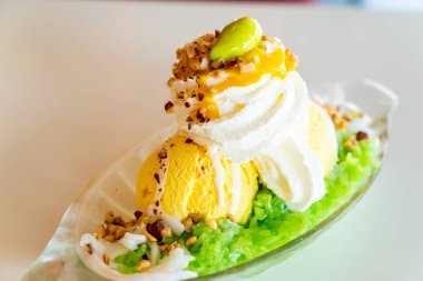 yapışkan pirinç ve krem şanti ile Mango Dondurma