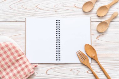 metin Not kopya sapce ile ahşap yüzeyde için boş defter