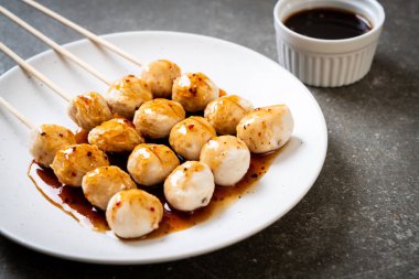  tatlı biber soslu ızgara domuz eti köfte