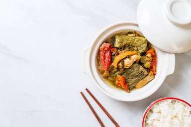 Acı kabak ve domuz eti ile korunmuş hardal yeşil çorba 