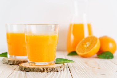 Ahşap arka plan üzerinde taze portakal suyu