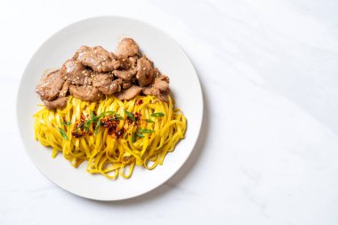 domuz eti ile Asya tavada kızartılmış erişte