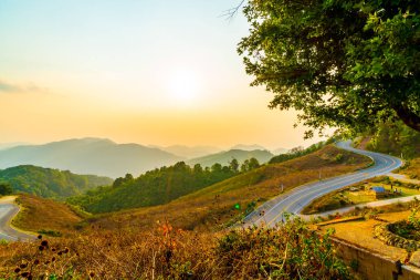 Katman dağ ve yol ile güzel günbatımı gökyüzü