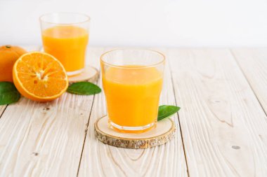 Ahşap arka plan üzerinde taze portakal suyu