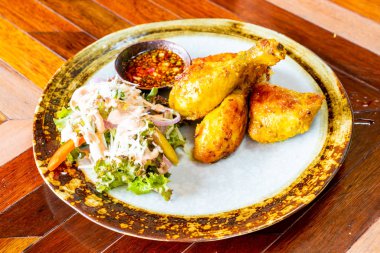 Kızarmış tavuk ve sebze salatası. 