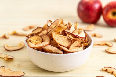 Ev yapımı kurutulmuş organik elma dilimli