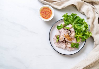 Haşlanmış balık dip sos ile