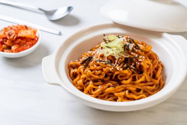Kore sıcak ve baharatlı anlık noodle kimchi ile
