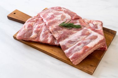 Taze çiğ domuz kaburgası. 