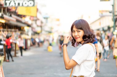 Mutlu ve güzel Asyalı kadın Khao Sarn Road, Tha seyahat