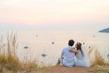 Mutlu genç Asyalı çift aşık iyi vakit geçiriyor 