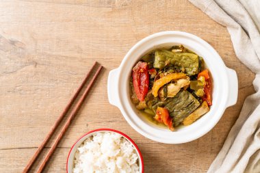 Acı kabak ve domuz eti ile korunmuş hardal yeşil çorba 