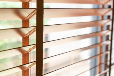 Oturma odasında penceresinde ahşap kepenkleri