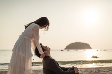 Mutlu çift balayı gidiş tropikal kum plajı üzerinde su içinde seyahat.