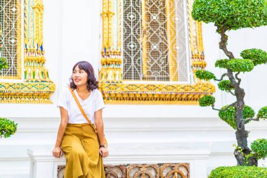 Mutlu Asyalı kadın seyahat Tayland Tapınağı'nda