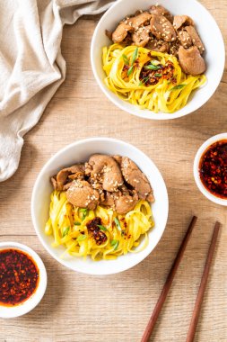 domuz eti ile Asya tavada kızartılmış erişte