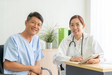 Asya kıdemli hasta doktor ile istişare sahip