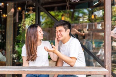 Asyalı mutlu bir çift. 