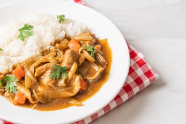 Japon köri pirinç dilimlenmiş domuz eti, havuç ve soğan ile