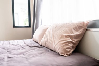 Yatakta rahat yastık 