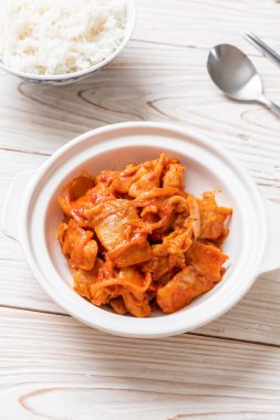 kimchi ile tavada kızartılmış domuz eti