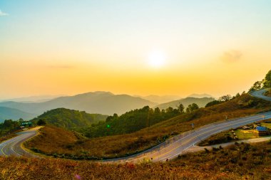 Katman dağ ve yol ile güzel günbatımı gökyüzü