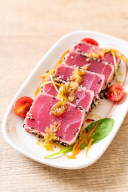 Taze orkinos baharatlı salata sosu ile ham