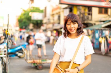 Mutlu ve güzel Asyalı kadın Khao Sarn Road, Tha seyahat
