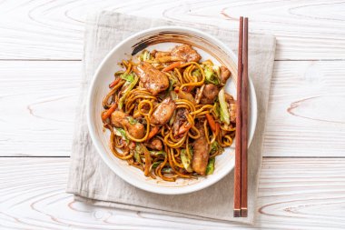 tavada kızartılmış yakisoba noodle domuz eti ile