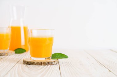 Ahşap arka plan üzerinde taze portakal suyu