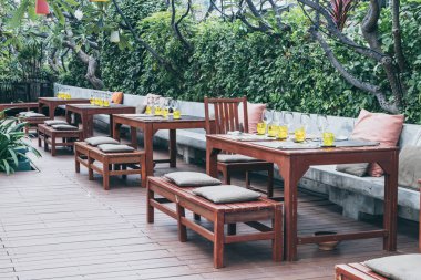 café restoranında yemek seti ile yemek tablo