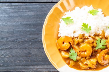 Pirinç Köri soslu karides