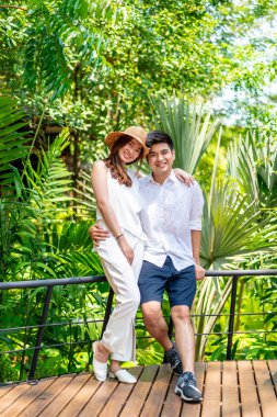 Gülümseme aşık genç mutlu Asya çift 