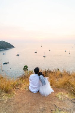 Mutlu genç Asyalı çift aşık iyi vakit geçiriyor 