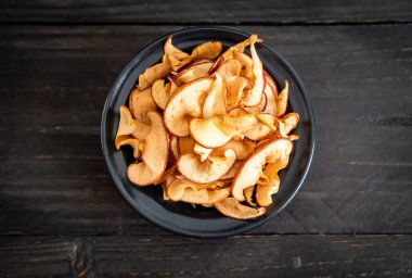 Ev yapımı kurutulmuş organik elma dilimli