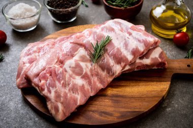 Taze çiğ domuz kaburgası. 