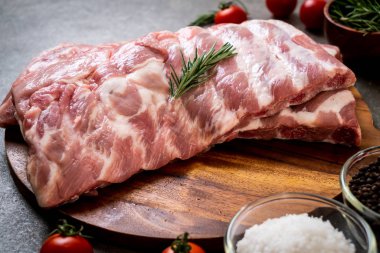 Taze çiğ domuz kaburgası. 