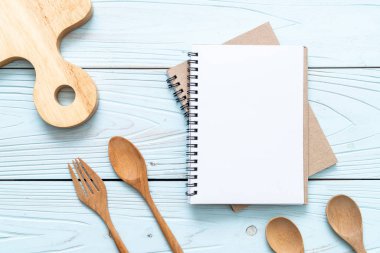 metin Not kopya sapce ile ahşap yüzeyde için boş defter