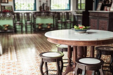 bir odada boş eski ve klasik masa ve sandalye dekorasyon