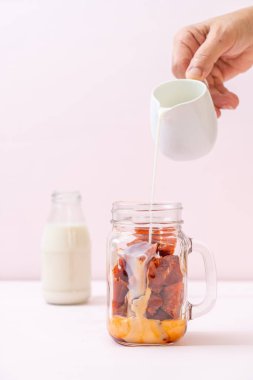 Tay çay buzlu süt ile