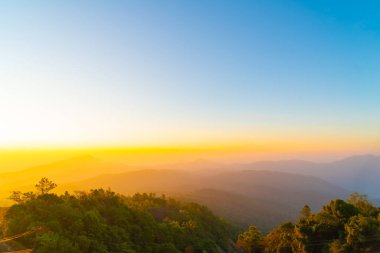 güzel katman dağ alacakaranlık gündoğumu gökyüzü ile