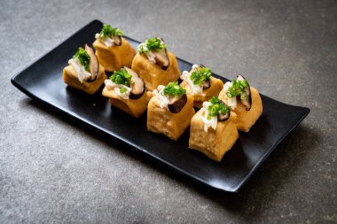 Shitake mantar ve altın iğne mantar ile kızarmış Tofu