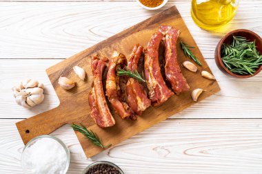 Taze Çiğ domuz kaburga malzemelerle kavurma için hazır
