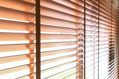 Oturma odasında penceresinde ahşap kepenkleri