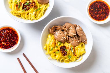 domuz eti ile Asya tavada kızartılmış erişte